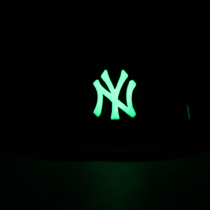 New York Yankees 1999 World Series New Era 59Fifty Fitted Hat (Glow in the Dark Logo Red Under Brim)