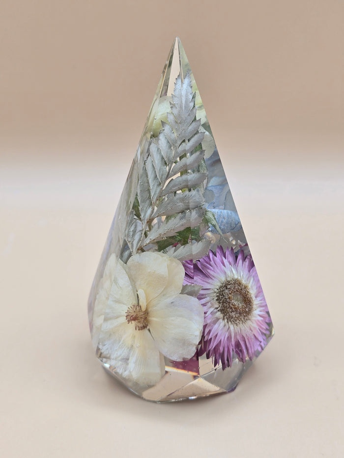 Backside of Meta description:
Premade faceted preserved flower ring holder (4.5” tall) in crystal-clear, UV-resistant resin. Ready-to-ship ring stand and preserved flower gift.