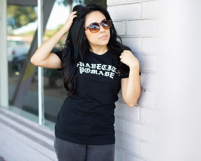 Suavecita Old E Tee - Lifestyle